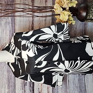 NWOT INC INTERNATIONAL CONCEPTS BLACK AND WHITE FLORAL 3/4 SLEEVE COAT